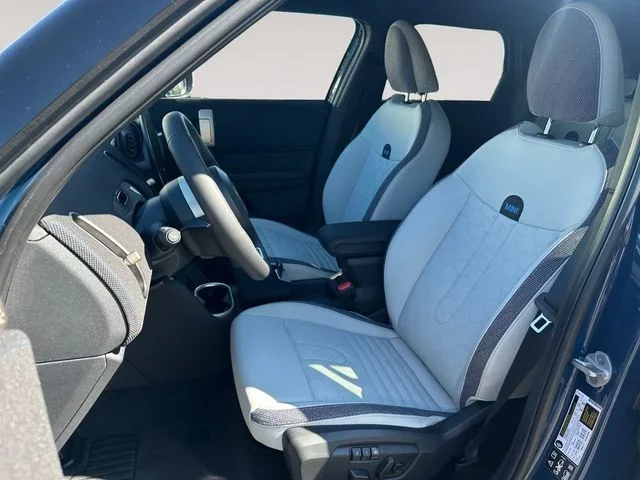 Front seat entrance of the MINI Countryman S ALL4 Iconic.