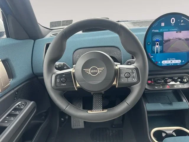 Steering wheel and dashboard display of the MINI Countryman S ALL4 Signature Plus.